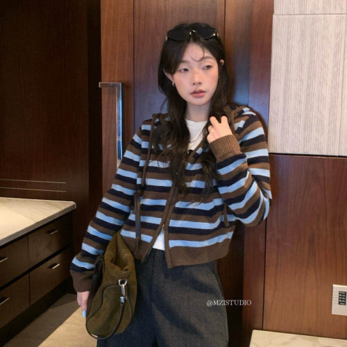 MZI STUDIO秋冬韩系条纹撞色口袋松弛感软糯连帽拉链毛衣女A80307