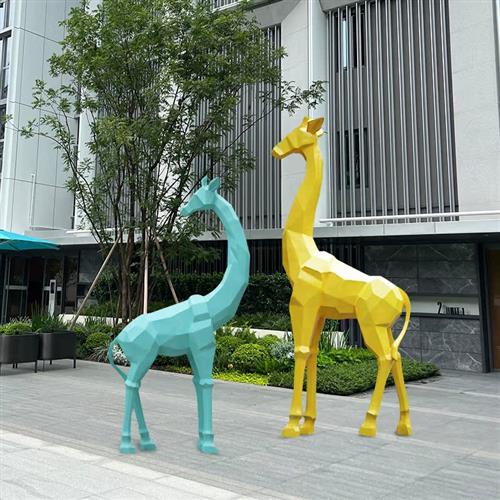 户外玻璃钢几何长颈鹿雕塑定制小区园林景观大型抽象动物摆件装饰