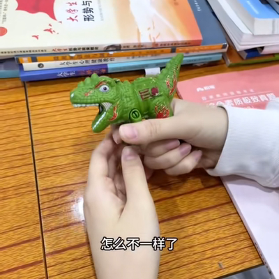 喷火火石霸王龙三角龙钥匙扣创意炫酷包包挂件送男生礼物发光玩具