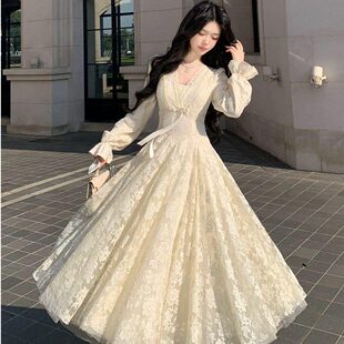 法式纯欲v领蕾丝连衣裙2025秋冬大码胖mm收腰显瘦千金风蓬蓬裙子