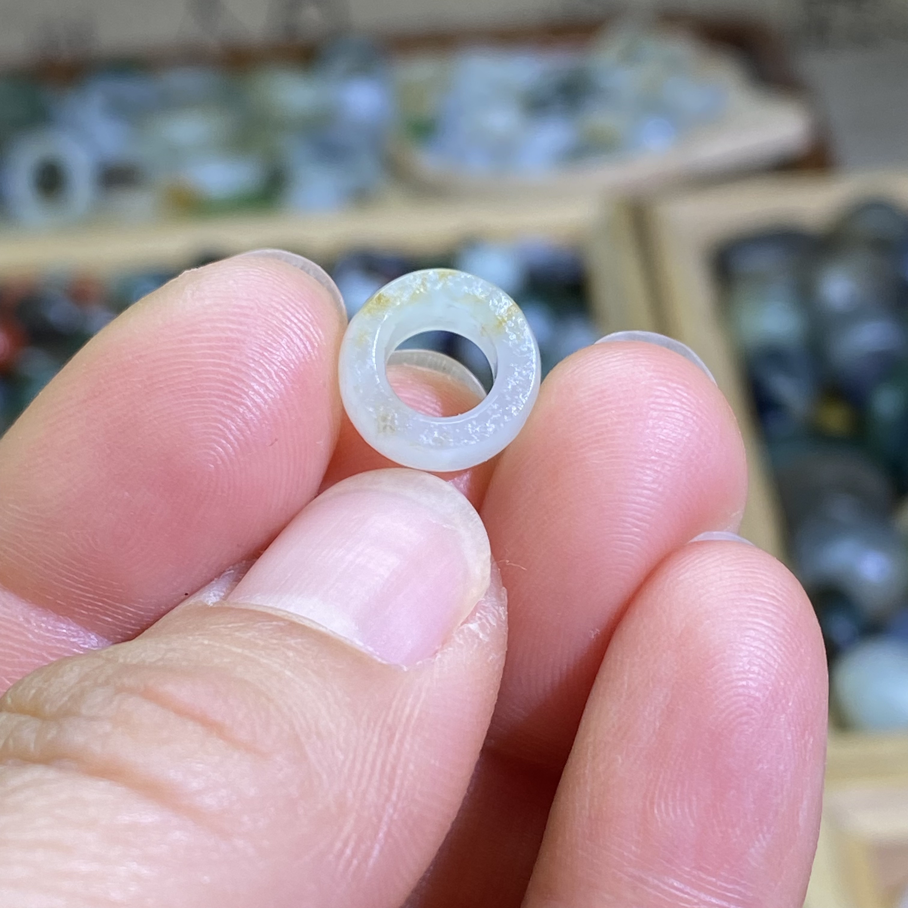 和田玉白玉籽料卡6满皮洒金皮随型小跑环古风文玩珠串跑圈挂饰