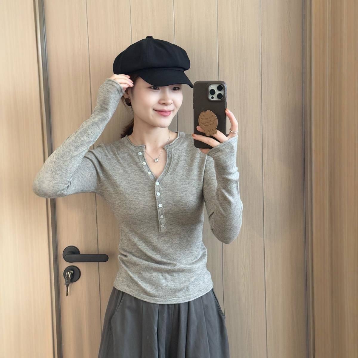 此外 纽扣半开领修身针织长袖女2025秋季新款弹力T恤打底衫上衣潮