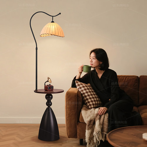 中古风客厅沙发旁氛围复古落地灯