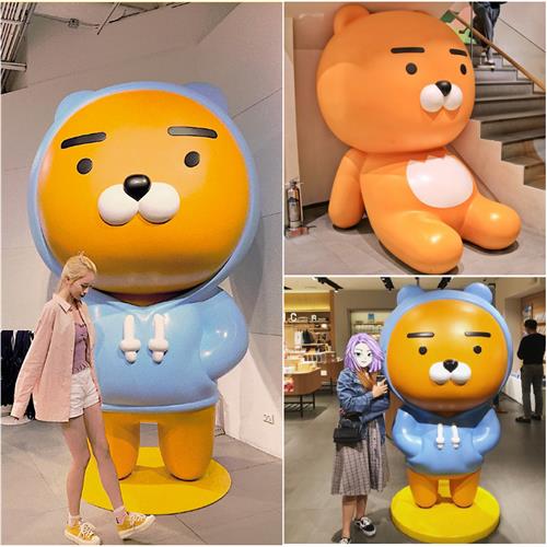 网红kakao熊公仔玻璃钢商场奶茶店瑞恩狮打卡拍照装饰座椅大摆件