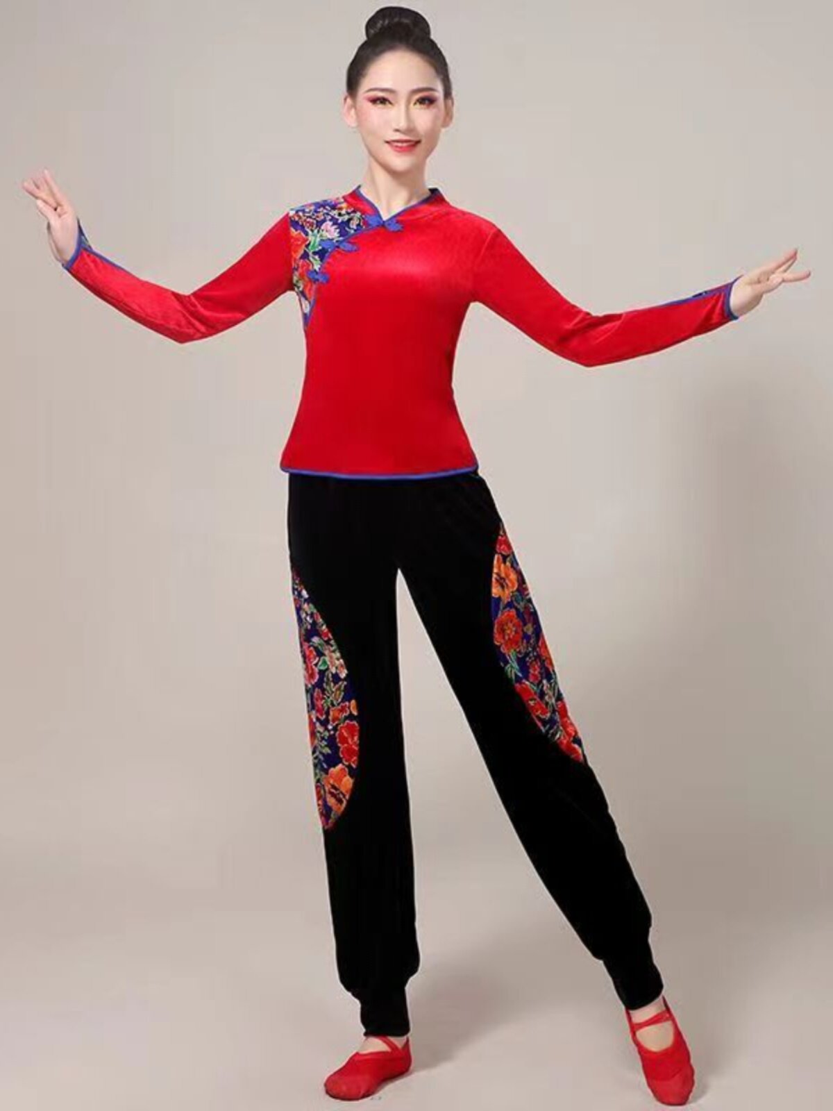 广场舞服装新款套装金丝绒舞蹈演出服中老年秧歌腰鼓手帕舞民族舞