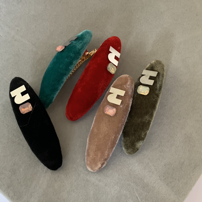 复古字母丝绒鸭嘴夹发卡