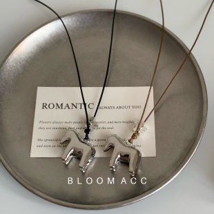 新款 链毛衣链配饰链 趣味小马吊坠黑绳项链简约百搭独特可调节长款