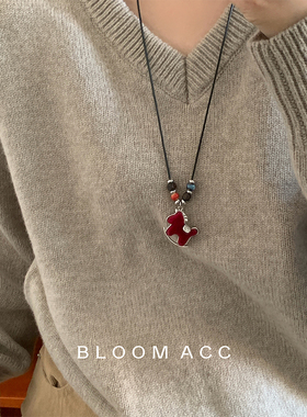 2026年氛围红色小马吊坠项链小众独特设计长款毛衣链百搭配饰链