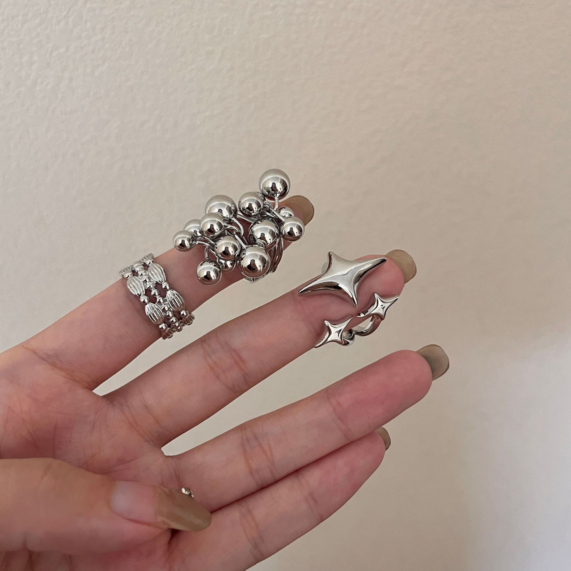 小众复古高级感银色米珠个性时尚风金属指环戒重工艺质感宽版戒指