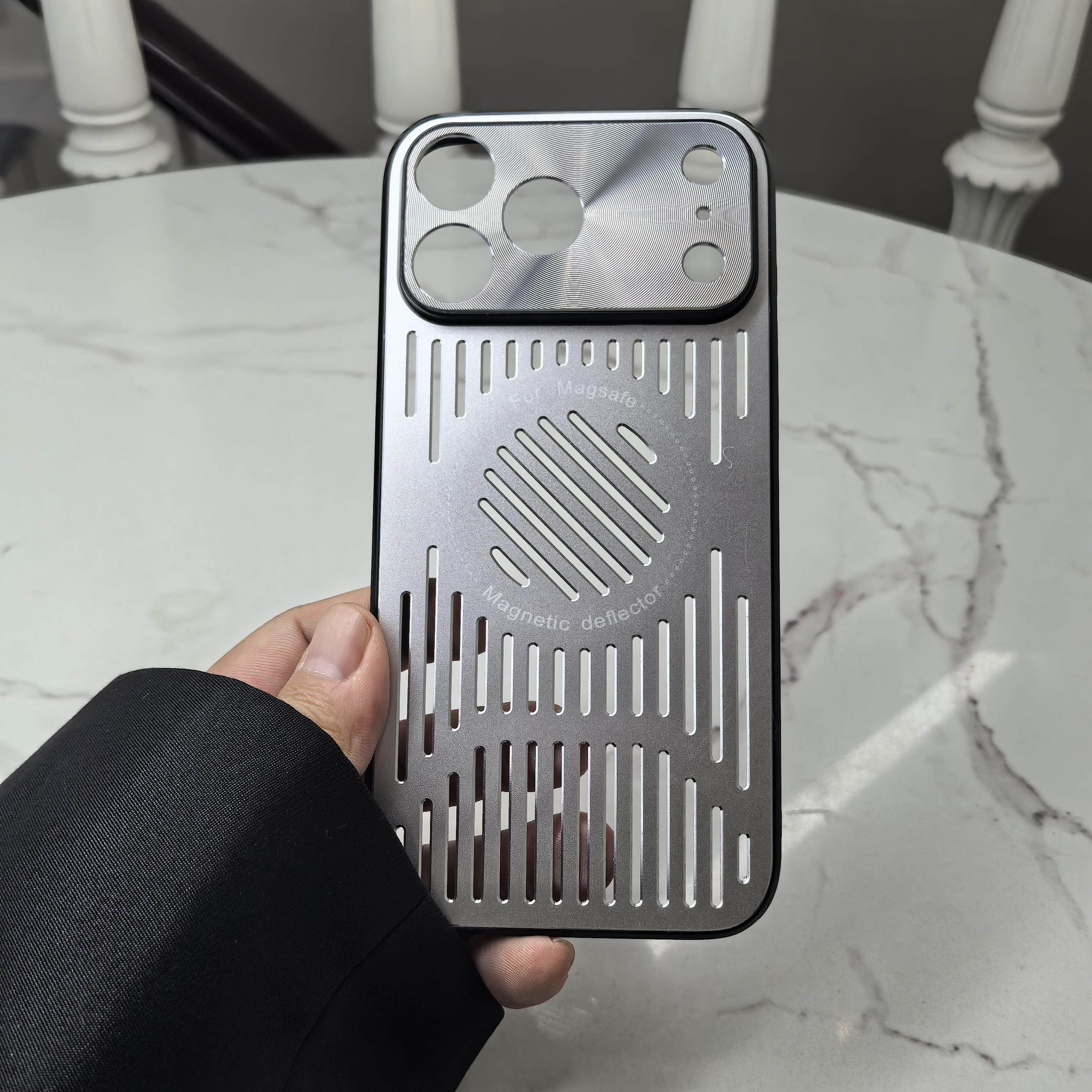 新款轻合金属散热适用苹果17promax手机壳iPhone16pro全包镜头15pro铝合金背板14镂空防摔13男女12漏标防指纹