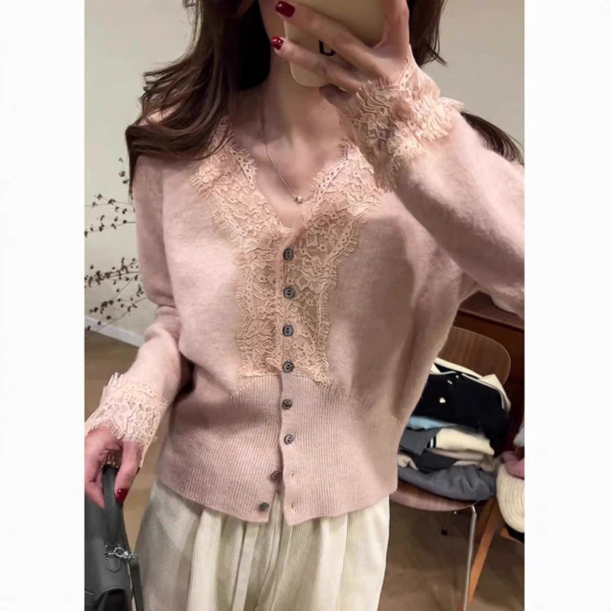 白色蕾丝拼接v领毛衣女秋冬2026新款设计感小众内搭打底针织上衣