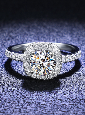 s925纯银镀pt950铂金女1克拉戒指四爪豪华方包莫桑石经典时尚戒圈