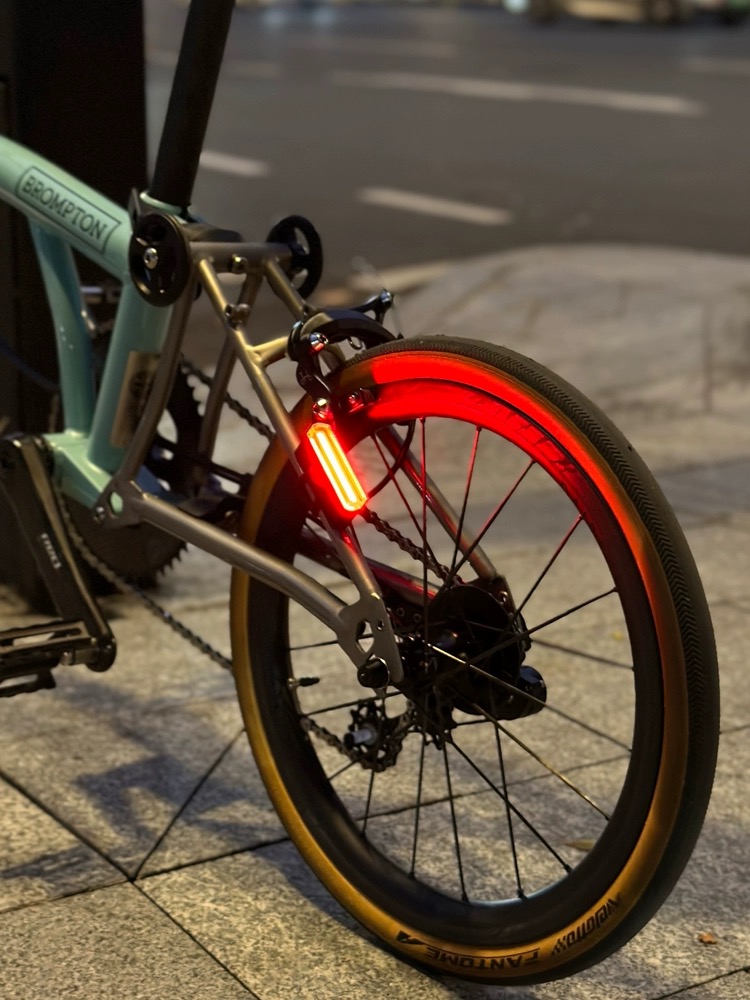 英国小布通勤智能尾灯电量显示