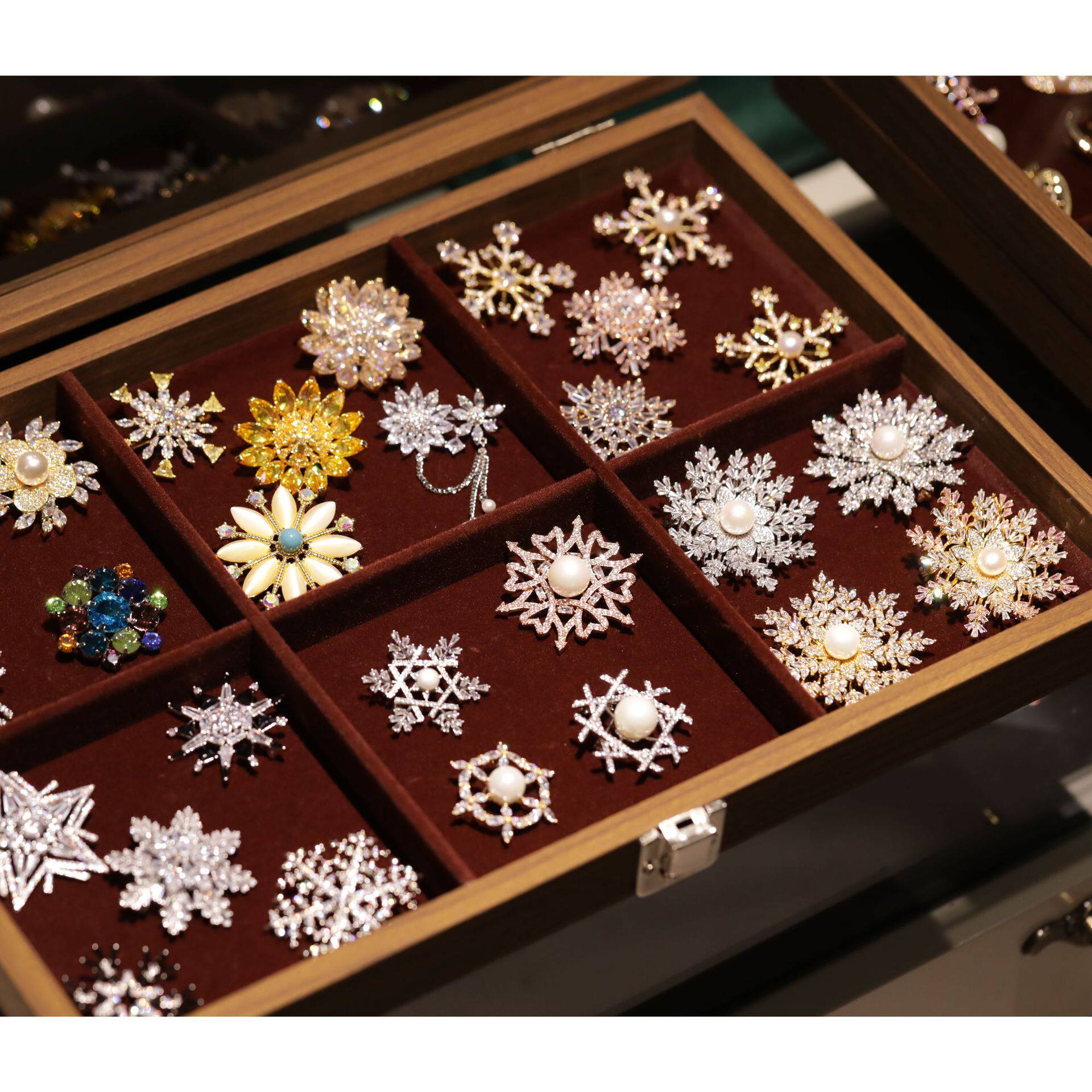 灵心珠宝 高档百搭圣诞雪花胸针 奢华气质小众圣诞礼物Xmas