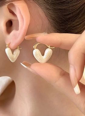 New Korean Light Luxury White Oil Dropping Love Stud