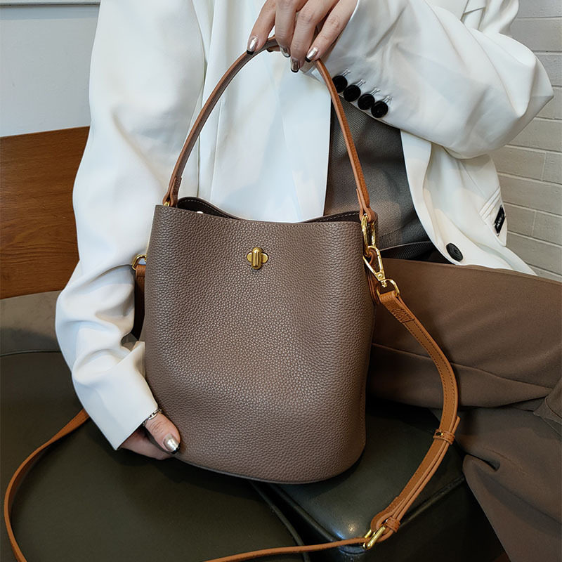 小众真皮水桶包女2026新款手提极简风单肩百搭通勤头层牛皮斜挎包,箱包皮具/热销女包/男包,通用款女包,淘宝优惠券,粉丝福利购,淘宝优惠卷
