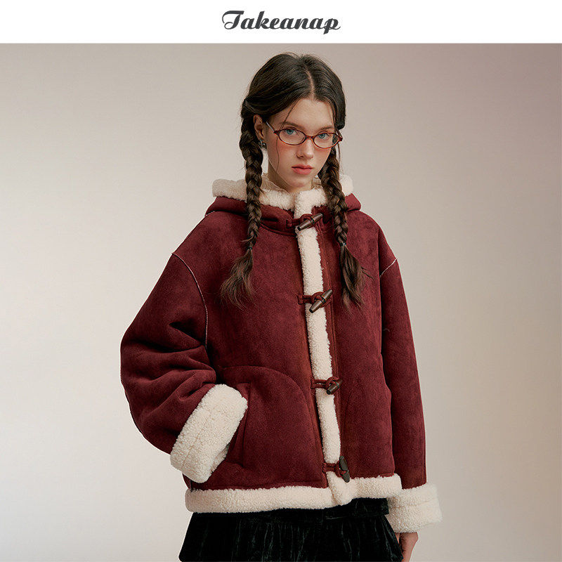 TAKEANAP午睡 连帽羊羔毛皮毛一体外套女冬牛角扣麂皮绒上衣