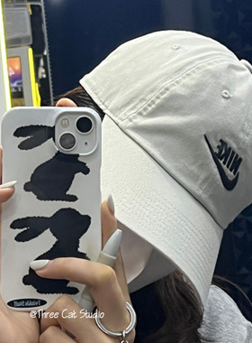 韩ins下午茶黑色兔欧尼菲林壳适用于iphone17promax苹果16pro/15/14/13/12/11全包Xsmax手机保护套XR亮面