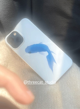 韩ins蓝色的鱼欧尼菲林壳适用于iphone17promax苹果16pro/15/14/13/12/11全包Xsmax手机保护套XR亮面