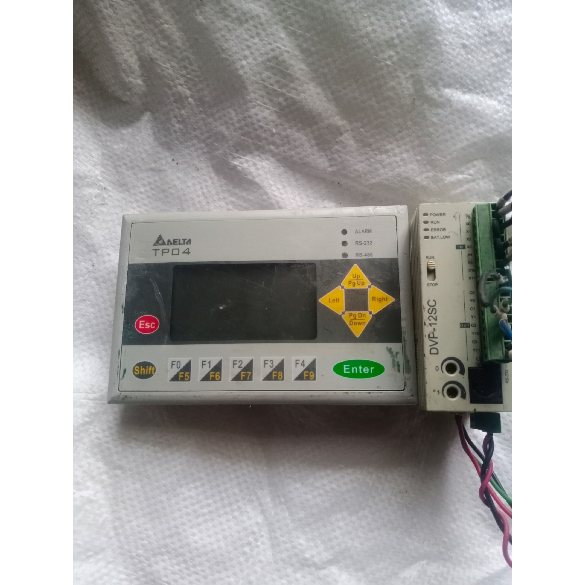 柜子里拆下来的台达文本TP04G一AS2和DⅤP一12SC1