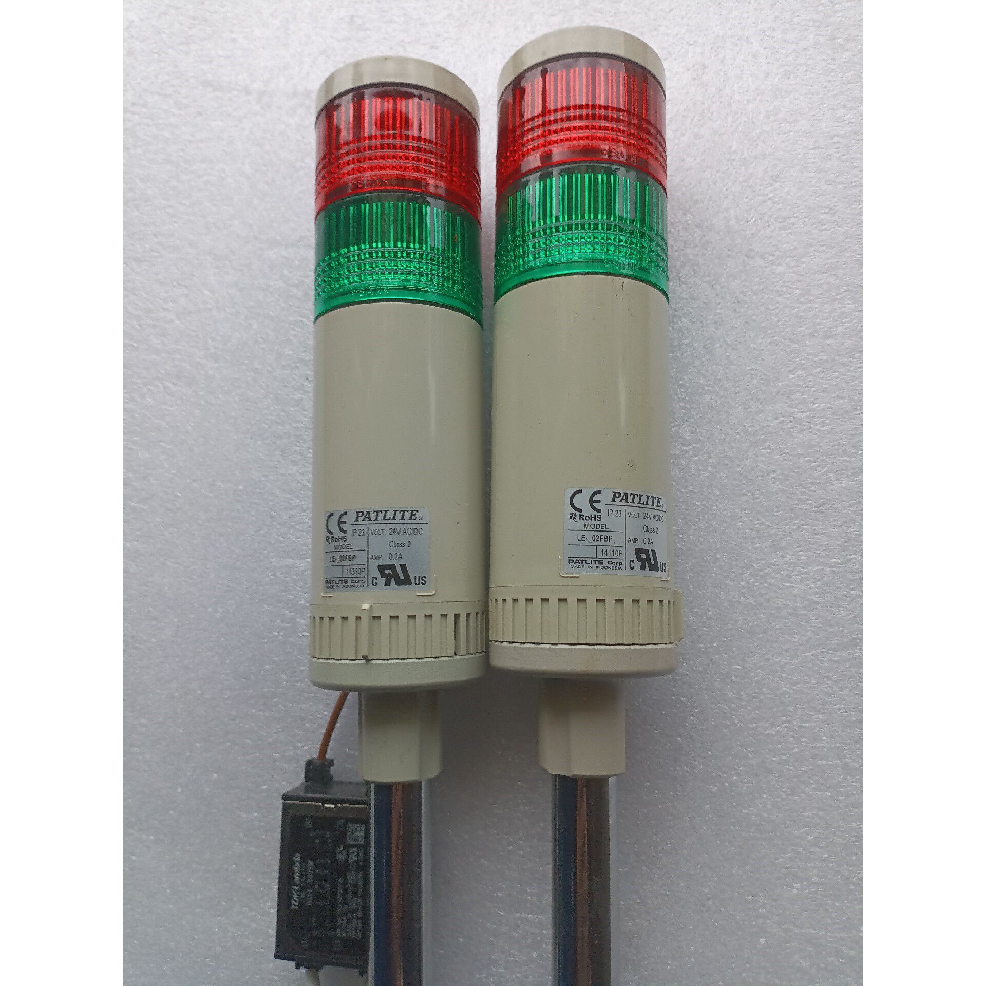 拆下来2台PATLlTE信号灯,LE一02FBP,1灯插头不