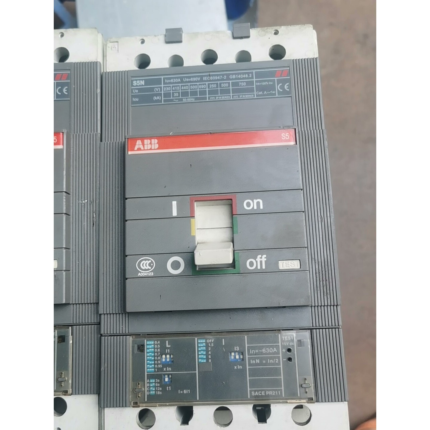 断路器S5H-630A,实物拍摄功能正常拆机件