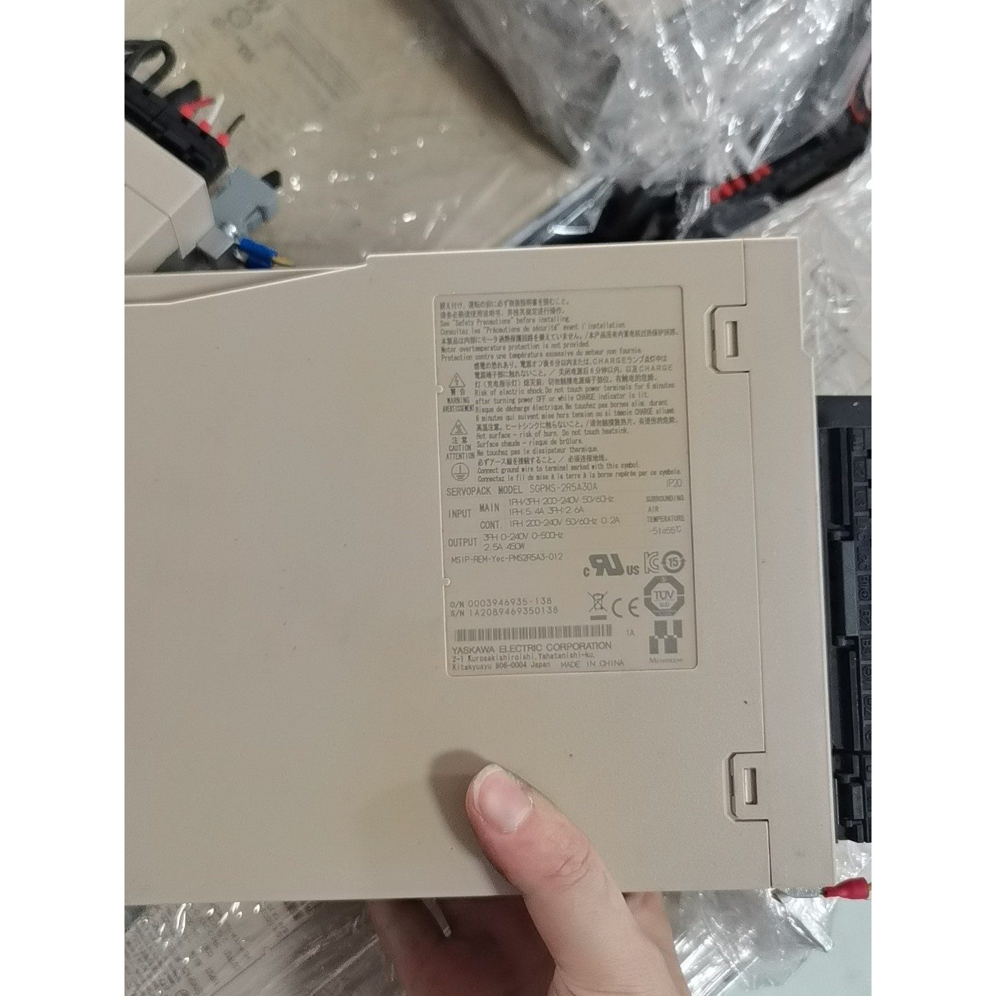 出安川伺服驱动器,型号SGPMS-2R5A30A,成色如图,