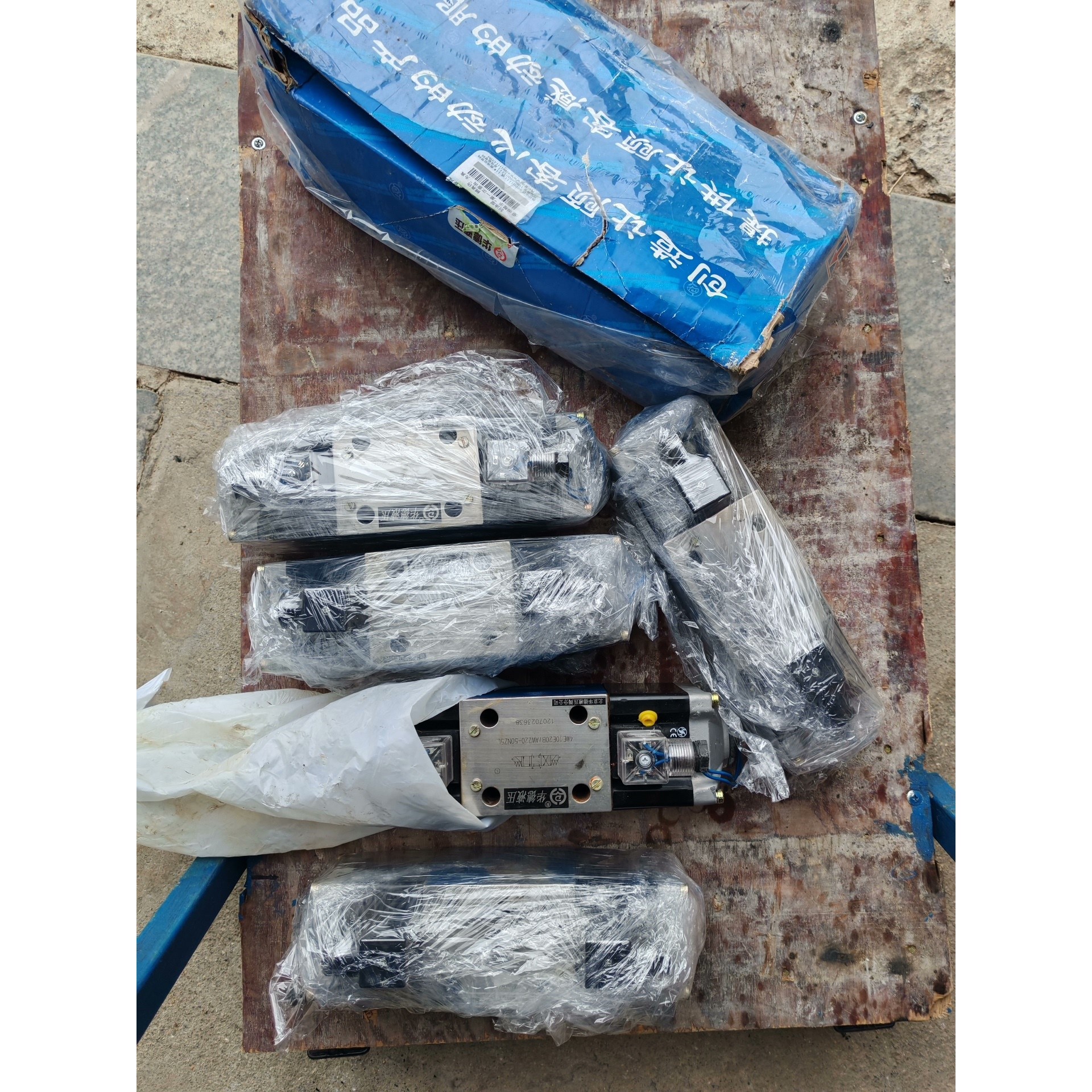 全新未使用过华德液压电磁阀六个,4we10e20b/aw22