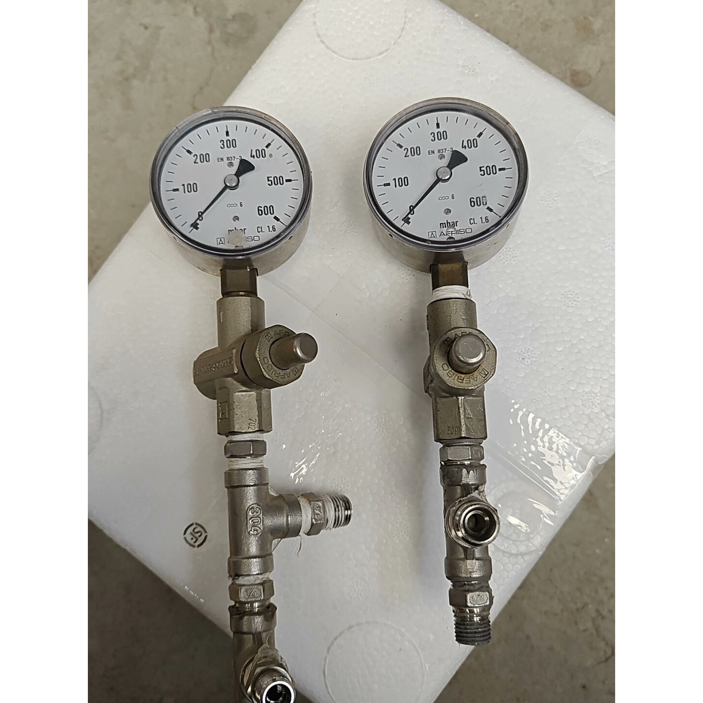 AFRISO压力表,两个一套,实物拍摄.不锈钢材质,带表开关