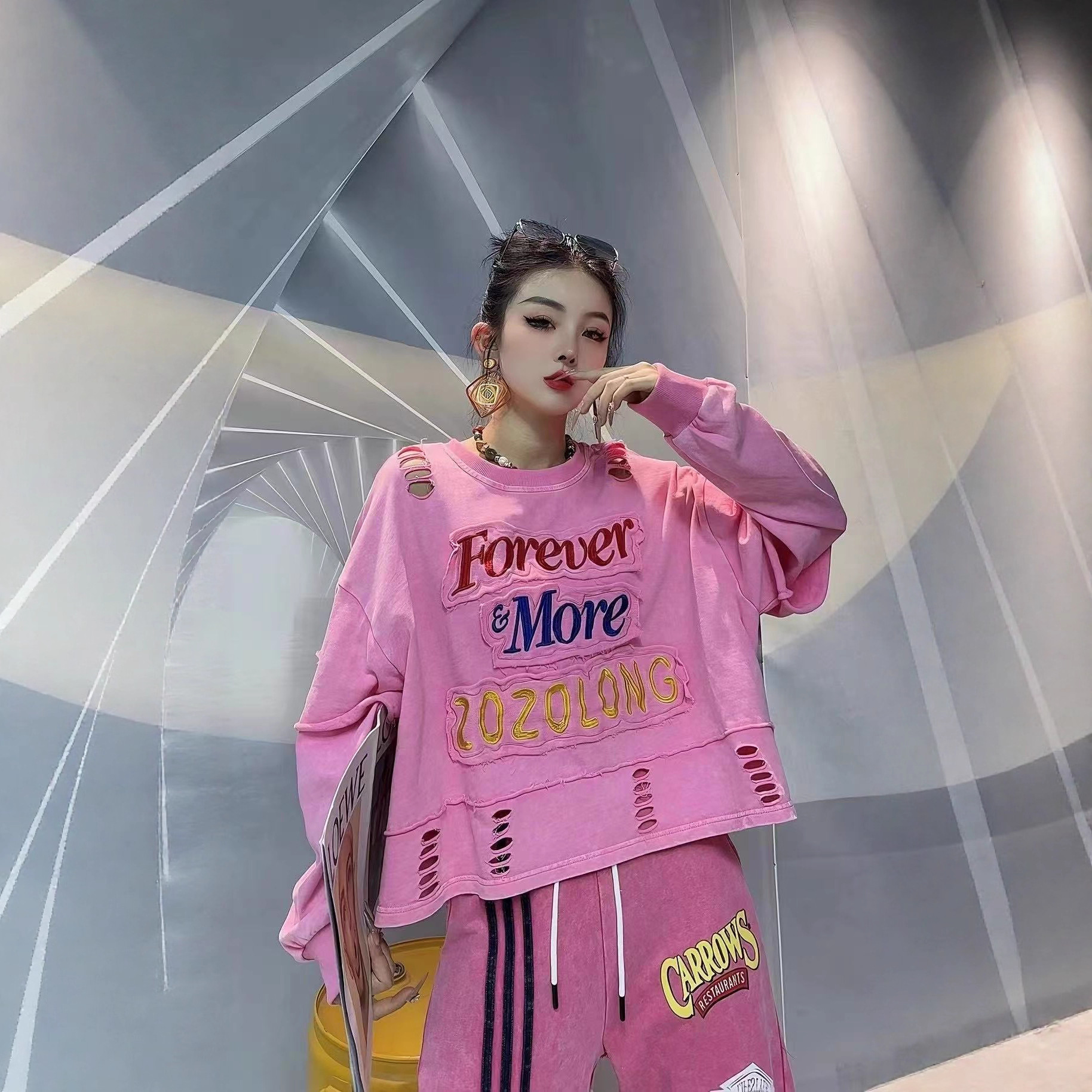 欧货潮牌宽松假两件破洞卫衣女2025秋新款个性贴布字母印花上衣