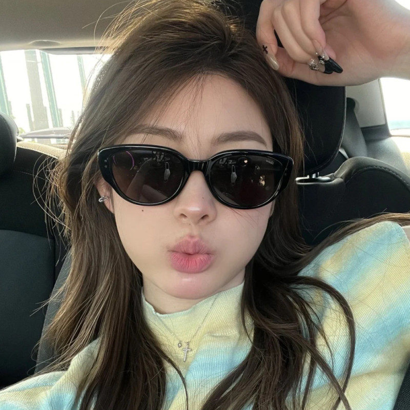 墨镜旅游拍照女太阳眼镜2025新款欧美复古小框猫眼方圆脸高级感男