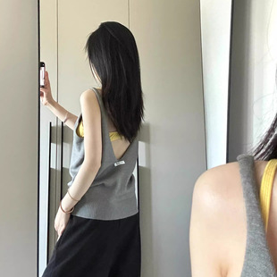 辣妹小众针织灰色吊带背心女装2024夏季宽松休闲设计感大露背上衣