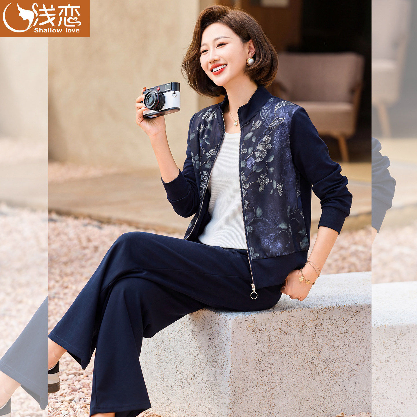 妈妈休闲短款夹克外套中年女装春装运动服中老年春秋印花长袖套装