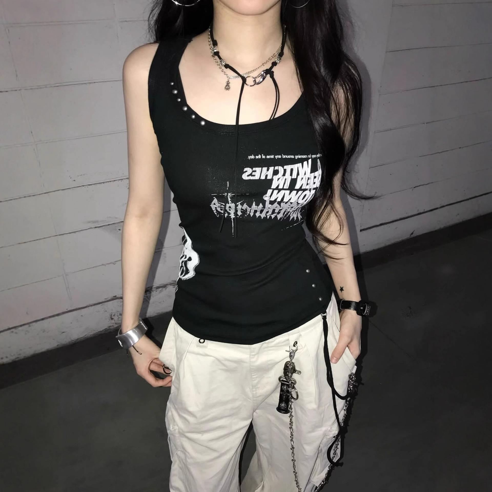 暗黑系字母印花无袖修身背心女2025夏季美式铆钉针织打底新款上衣