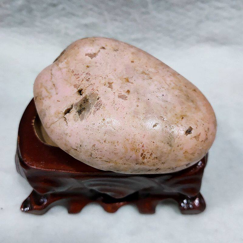 628克和田玉桃花玉籽料原石 珍品藕粉色胭脂红玉天然特色小摆件料
