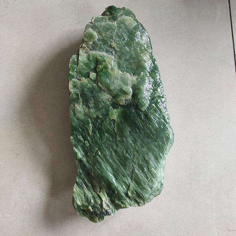 7.4斤重和田玉碧玉山料原石 俄罗斯菠菜绿碧玉细腻原料雕刻珠子料