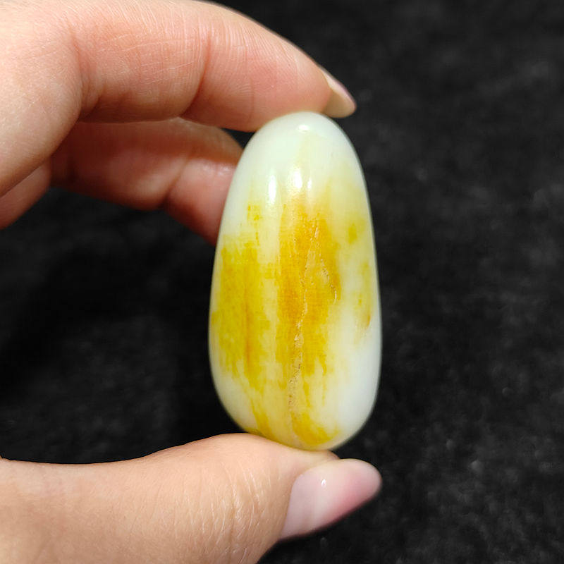 新疆玉龙河秋梨皮羊脂白玉籽料