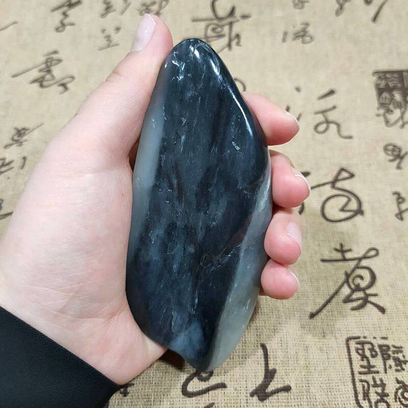 163克和田玉青花玉籽玉原石独籽 黑白分明青花墨玉油润手把件原料