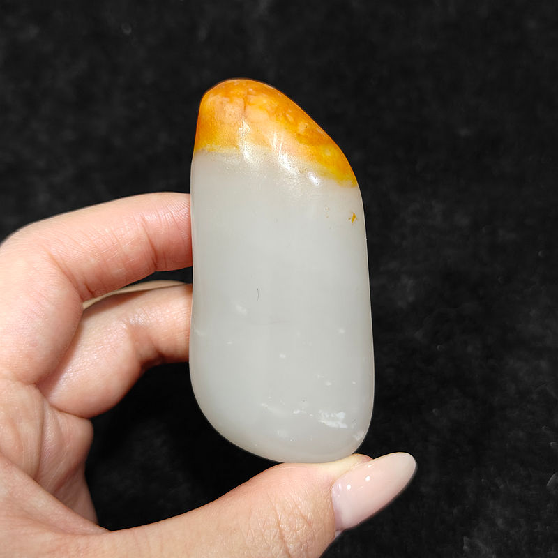 新疆红皮白玉特色把件玩料雕刻