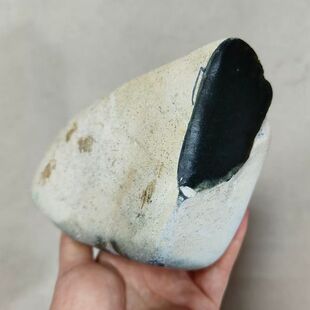 3.5斤重和田玉黑青塔青玉山料原石 塔青白皮料开窗细腻好肉大玉料