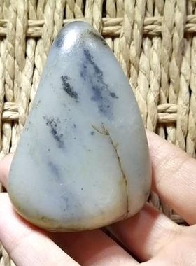 111.5克 新疆和田青花白玉籽料原石 黑白分明做样品挂件吊坠