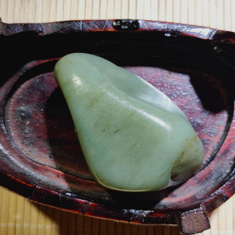 170克和田玉翠青青玉籽料原石 翡翠色原籽独籽油润顺手手把件