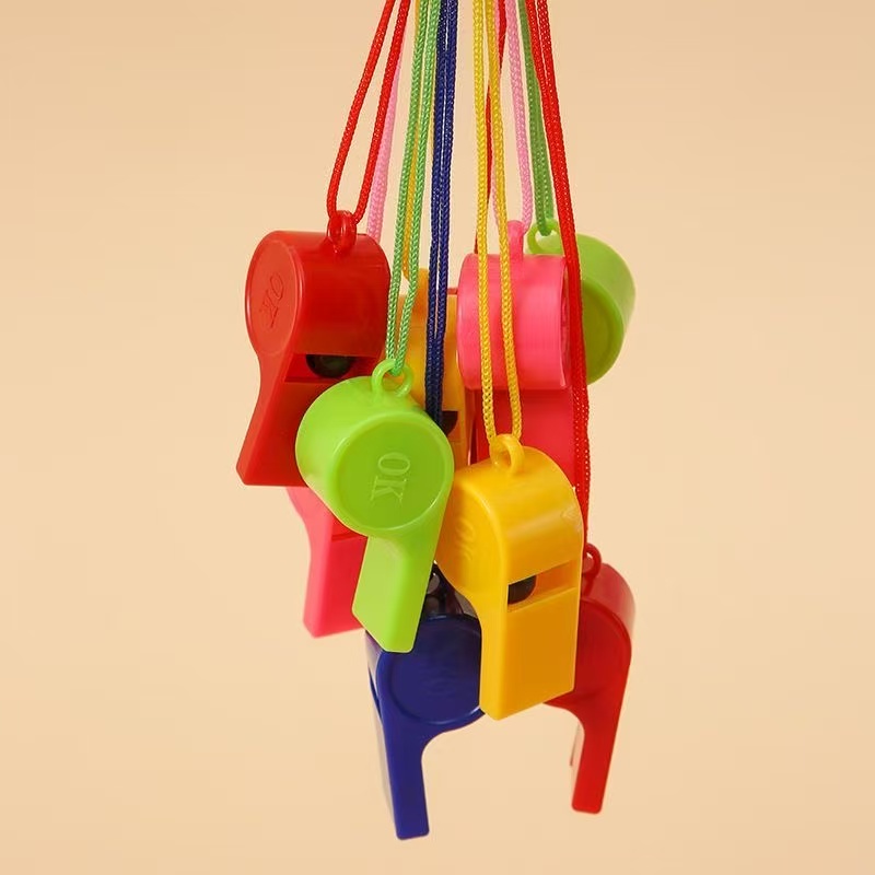 挂脖口哨玩具足球吹哨子玩具