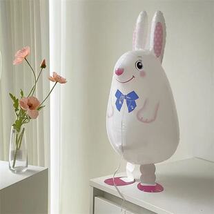 小白兔子走路气球活动场景布置装饰牵绳散步动物气球铝膜宠物气球