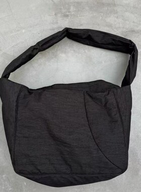 VARIATE  褶皱肌理纽扣充绒大容量斜跨旅行包流浪包