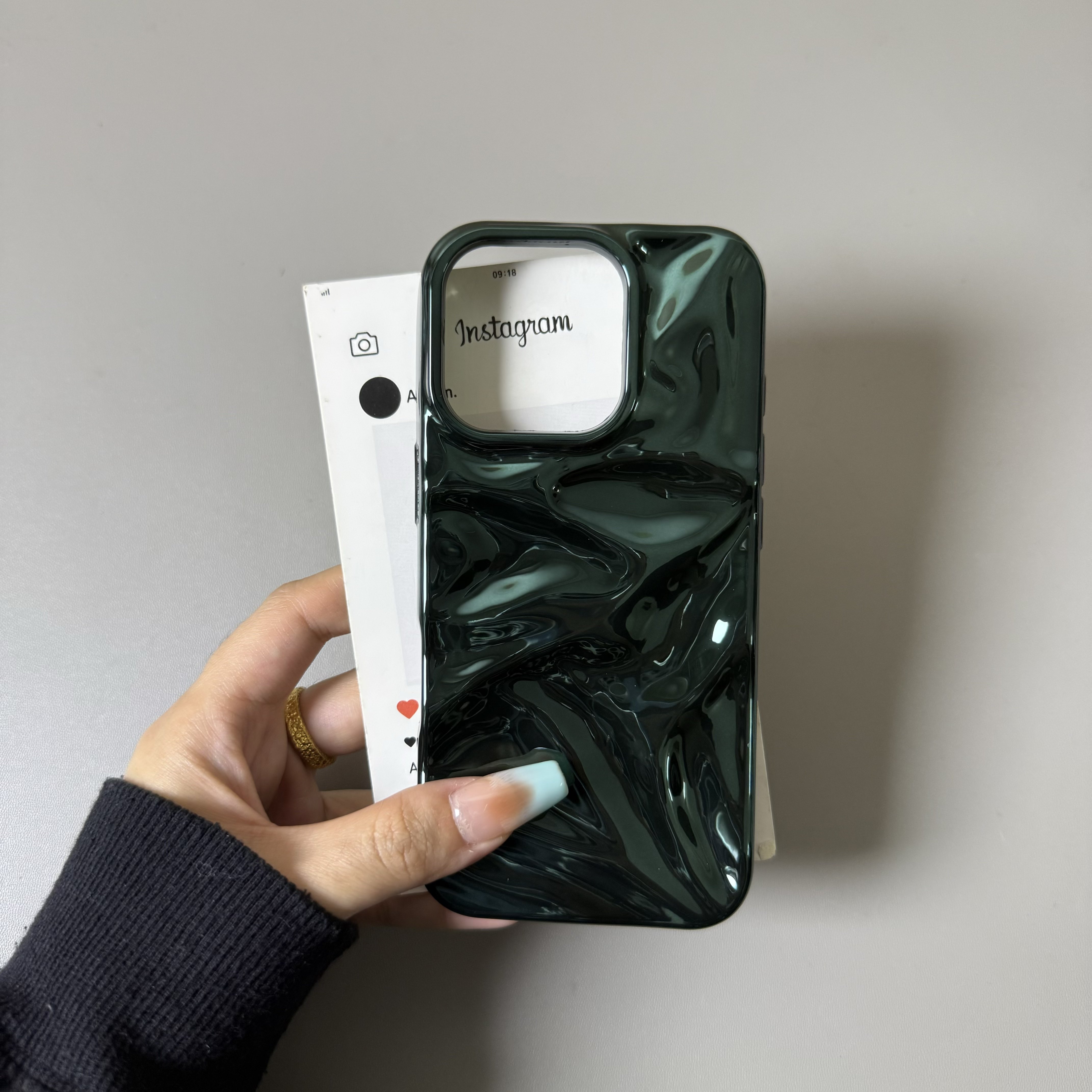 松林绿电镀光面褶皱软壳适用iPhone17手机壳16promax苹果15/14/13高级简约小众图片
