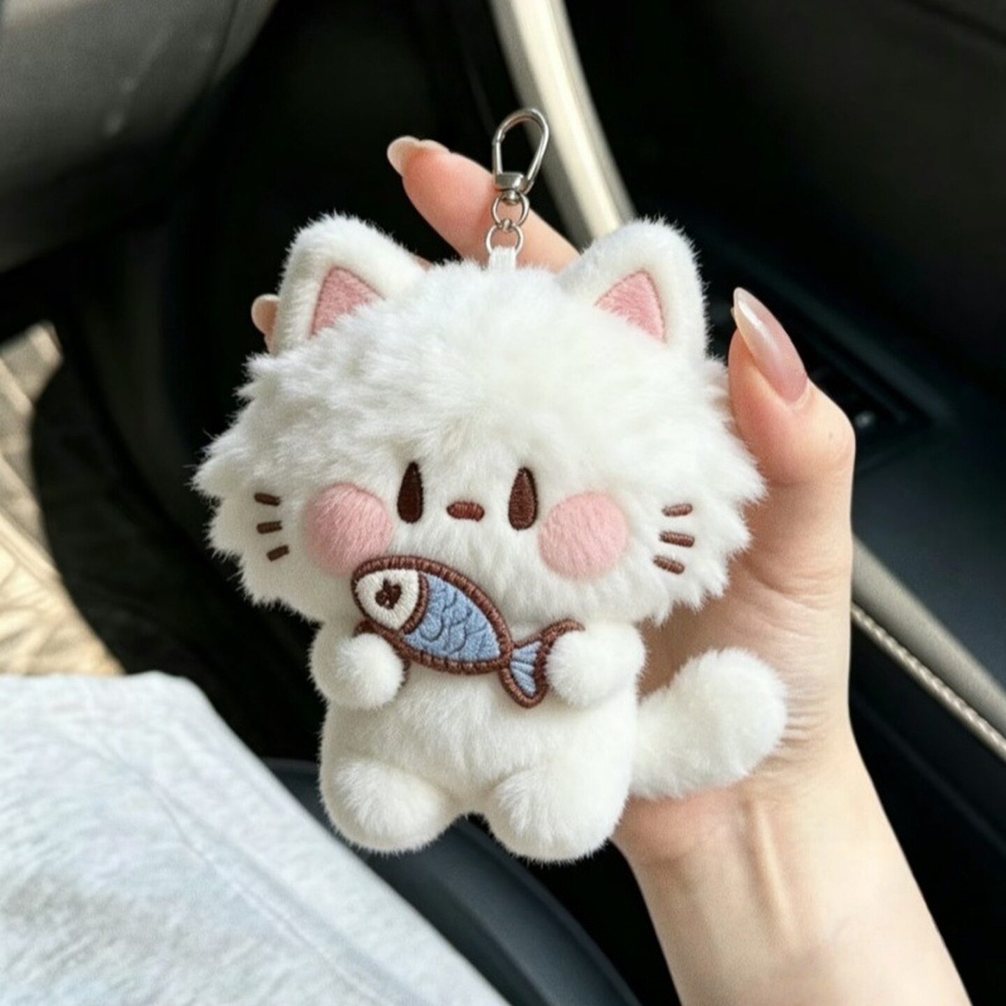 可爱软fu毛绒抱鱼小猫挂件卡通钥匙扣公仔玩偶背包装饰挂饰小饰品