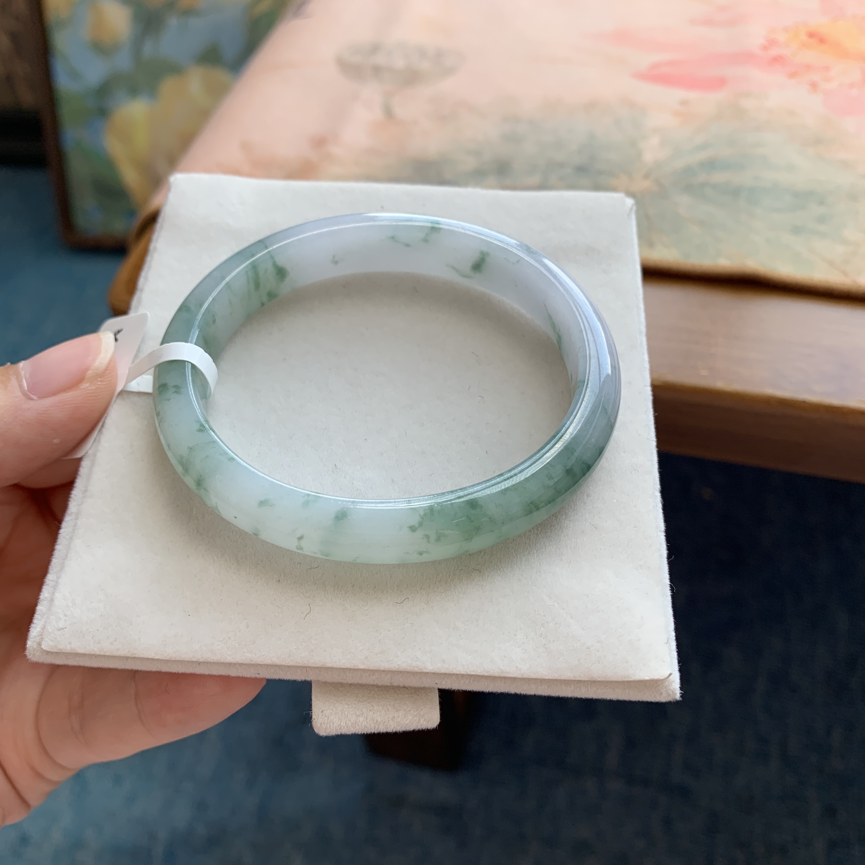 54贵妃 淡紫底飘蓝花贵妃翡翠玉手镯