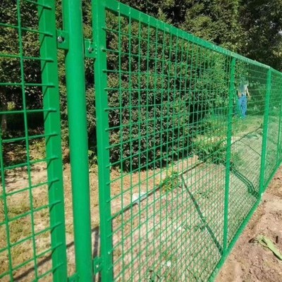 双边丝高速公路护栏网厂家铁z丝网防护栏户外养殖隔离铁丝围栏
