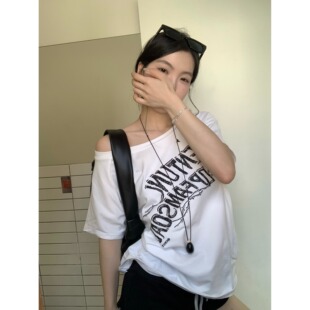 黑奶酪 美式 复古字母印花斜肩短袖 T恤上衣 BLACK